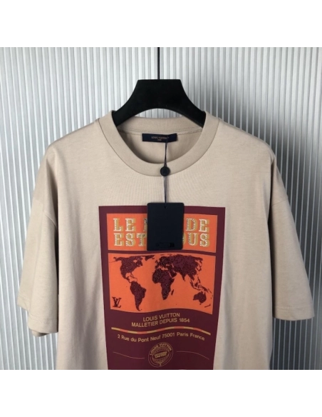 Louis Vuitton Embellished Graphic Cotton T-Shirt 1AHCKV,Louis Vuitton T Shirt,Tshirt,Low price high quality.