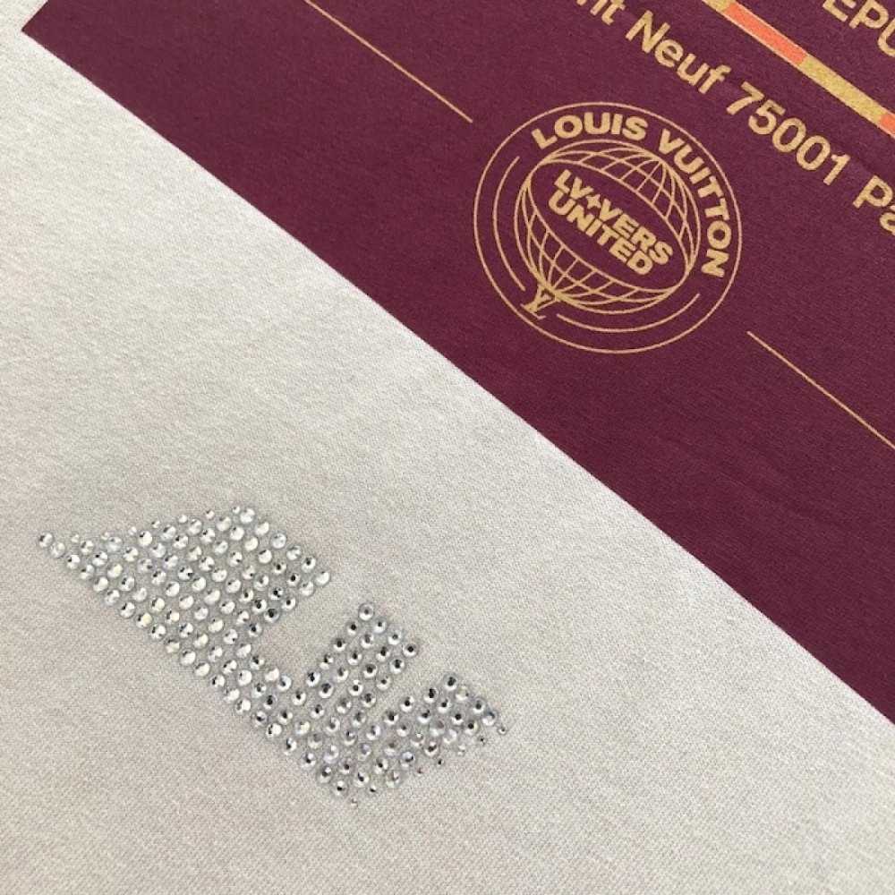 Louis Vuitton Embellished Graphic Cotton T-Shirt 1AHCKV,Louis Vuitton T Shirt,Tshirt,Low price high quality.