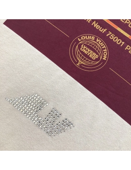 Louis Vuitton Embellished Graphic Cotton T-Shirt 1AHCKV,Louis Vuitton T Shirt,Tshirt,Low price high quality.