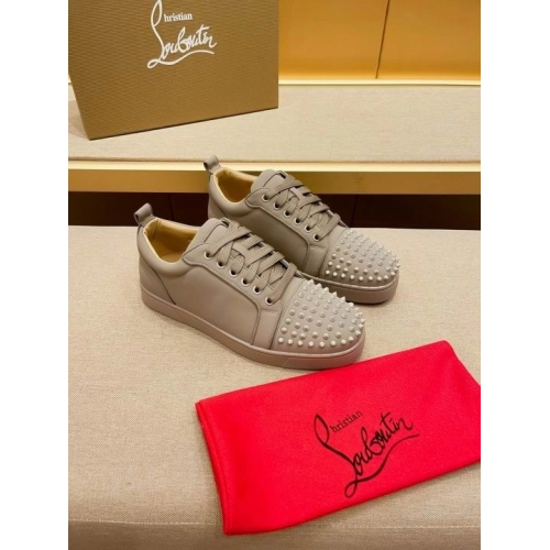 Discount Christian Louboutin Louis Junior Spikes Low-top Sneakers Leather Saharienne Outlet