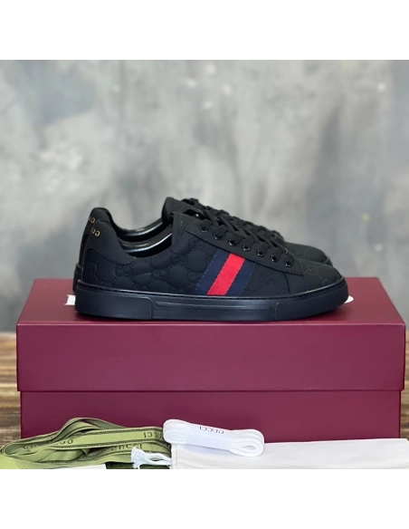 FashionStatement,GUCCI,IconicStyle,ItalianCraftsmanship,LuxuryFootwear,SNEAKER