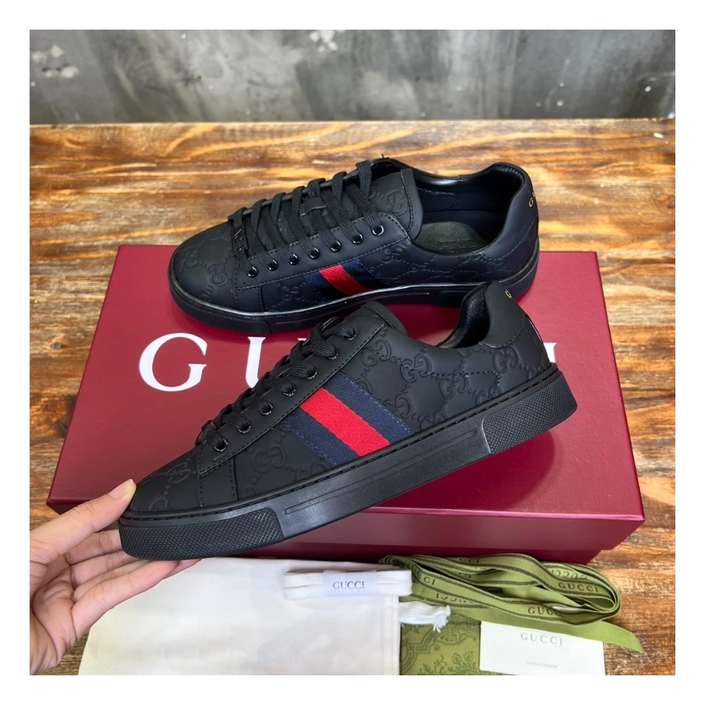 FashionStatement,GUCCI,IconicStyle,ItalianCraftsmanship,LuxuryFootwear,SNEAKER