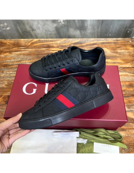 FashionStatement,GUCCI,IconicStyle,ItalianCraftsmanship,LuxuryFootwear,SNEAKER