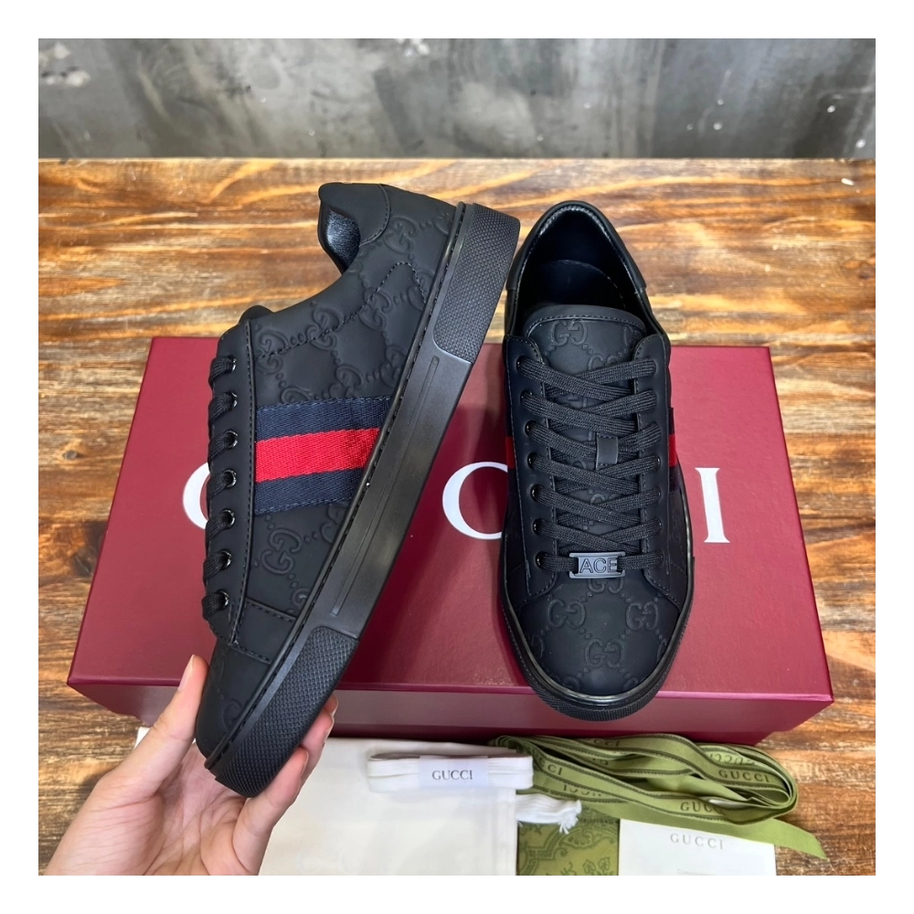 FashionStatement,GUCCI,IconicStyle,ItalianCraftsmanship,LuxuryFootwear,SNEAKER