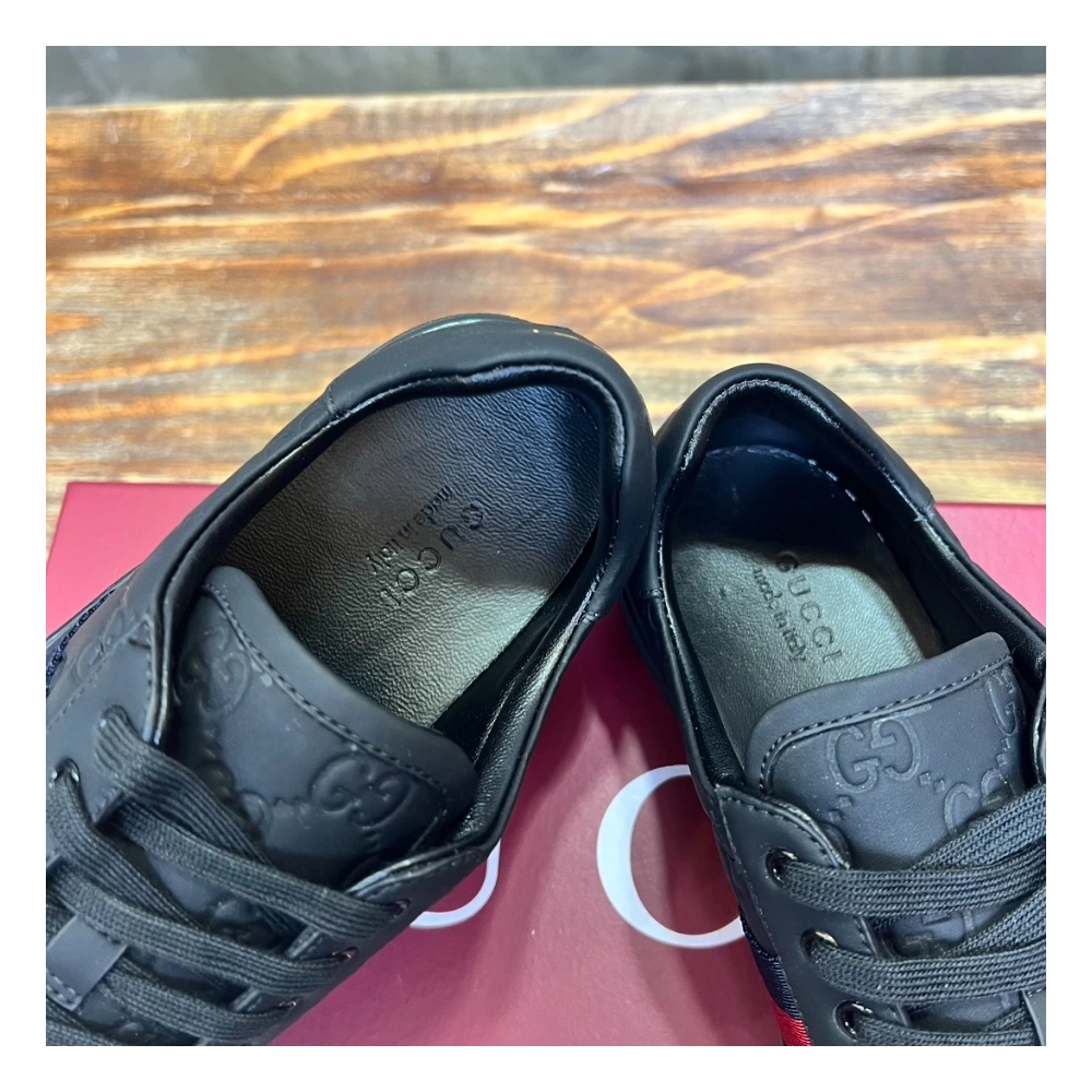 FashionStatement,GUCCI,IconicStyle,ItalianCraftsmanship,LuxuryFootwear,SNEAKER