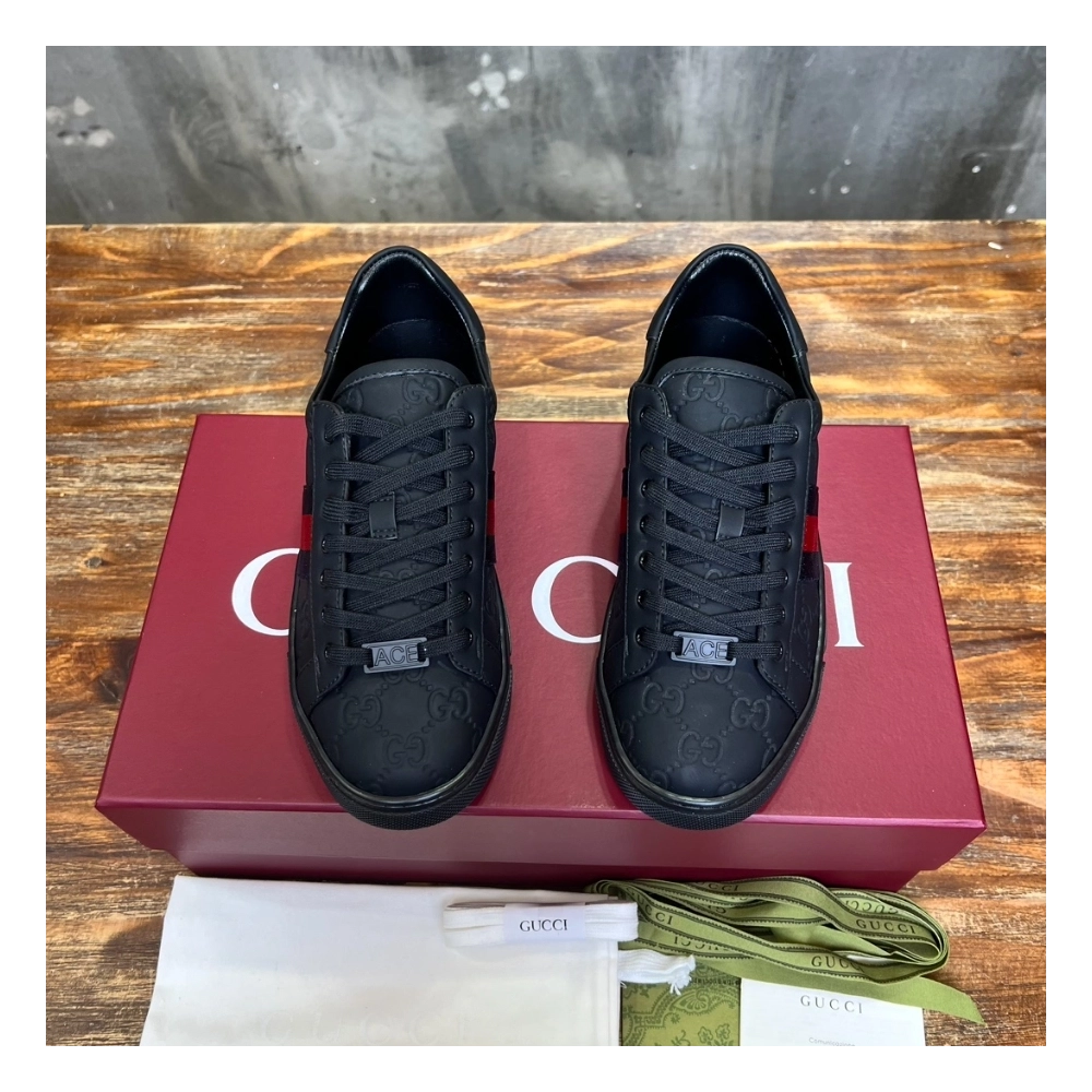 FashionStatement,GUCCI,IconicStyle,ItalianCraftsmanship,LuxuryFootwear,SNEAKER