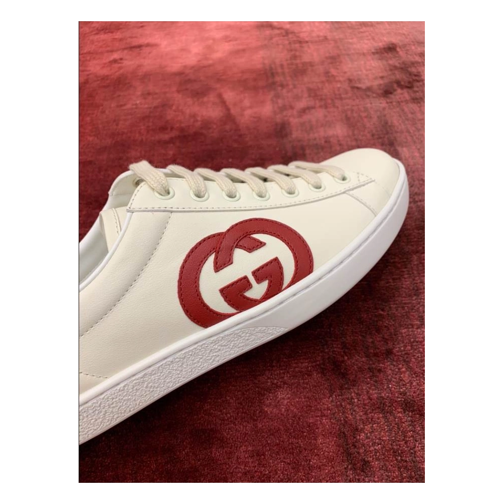 FashionStatement,GUCCI,IconicStyle,ItalianCraftsmanship,LuxuryFootwear,SNEAKER