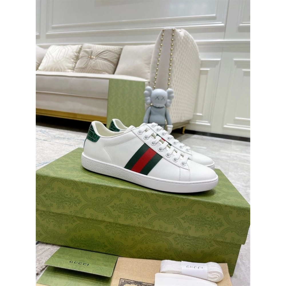 FashionStatement,GUCCI,IconicStyle,ItalianCraftsmanship,LuxuryFootwear,SNEAKER