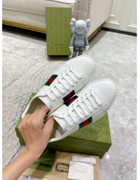 FashionStatement,GUCCI,IconicStyle,ItalianCraftsmanship,LuxuryFootwear,SNEAKER