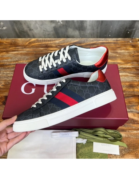 FashionStatement,GUCCI,IconicStyle,ItalianCraftsmanship,LuxuryFootwear,SNEAKER