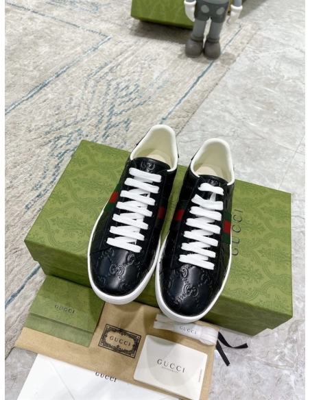 FashionStatement,GUCCI,IconicStyle,ItalianCraftsmanship,LuxuryFootwear,SNEAKER