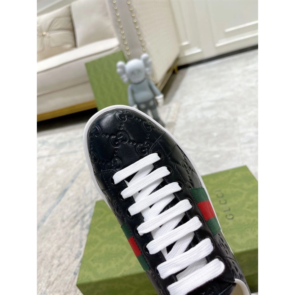 FashionStatement,GUCCI,IconicStyle,ItalianCraftsmanship,LuxuryFootwear,SNEAKER