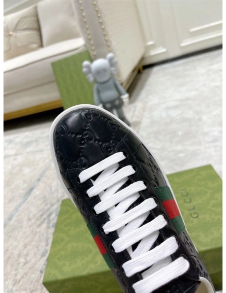 FashionStatement,GUCCI,IconicStyle,ItalianCraftsmanship,LuxuryFootwear,SNEAKER