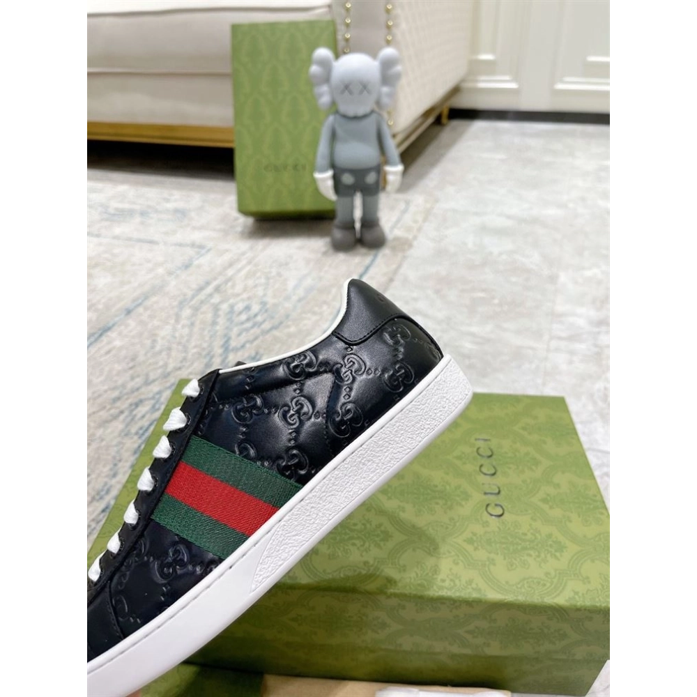FashionStatement,GUCCI,IconicStyle,ItalianCraftsmanship,LuxuryFootwear,SNEAKER