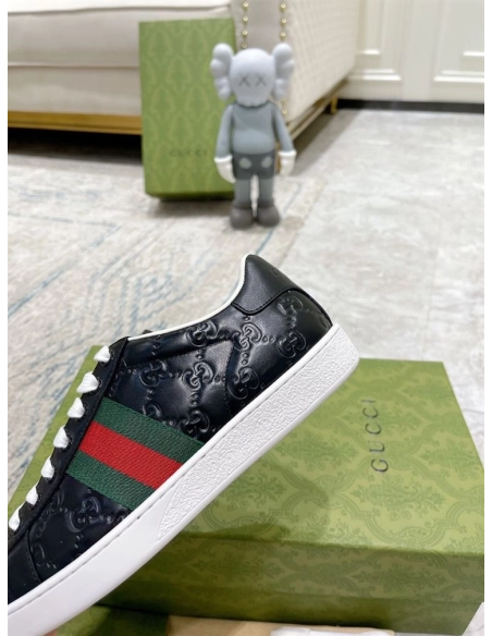 FashionStatement,GUCCI,IconicStyle,ItalianCraftsmanship,LuxuryFootwear,SNEAKER