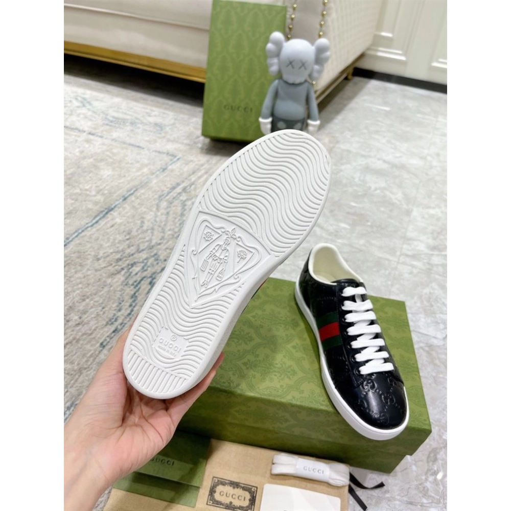 FashionStatement,GUCCI,IconicStyle,ItalianCraftsmanship,LuxuryFootwear,SNEAKER