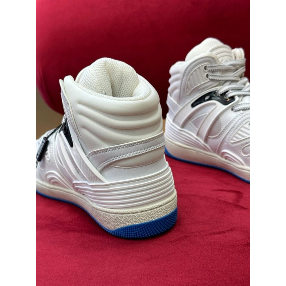 FashionStatement,GUCCI,IconicStyle,ItalianCraftsmanship,LuxuryFootwear,SNEAKER