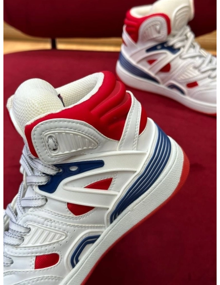 FashionStatement,GUCCI,IconicStyle,ItalianCraftsmanship,LuxuryFootwear,SNEAKER