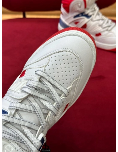 FashionStatement,GUCCI,IconicStyle,ItalianCraftsmanship,LuxuryFootwear,SNEAKER