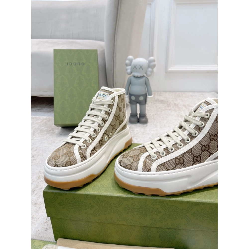 FashionStatement,GUCCI,IconicStyle,ItalianCraftsmanship,LuxuryFootwear,SNEAKER