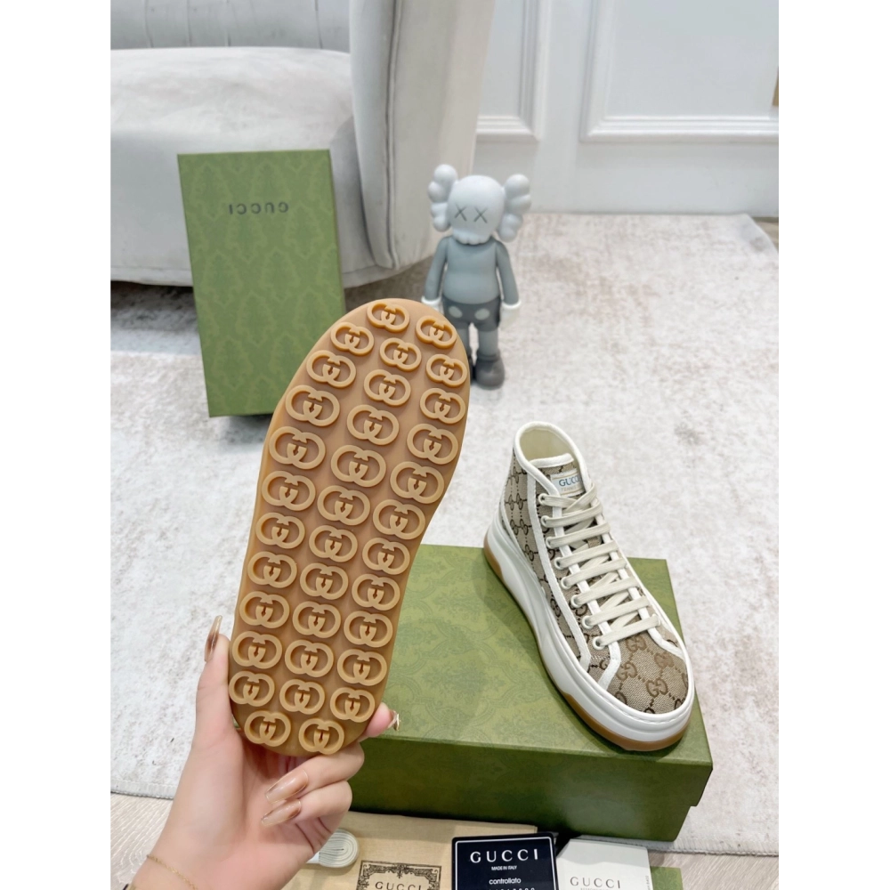 FashionStatement,GUCCI,IconicStyle,ItalianCraftsmanship,LuxuryFootwear,SNEAKER