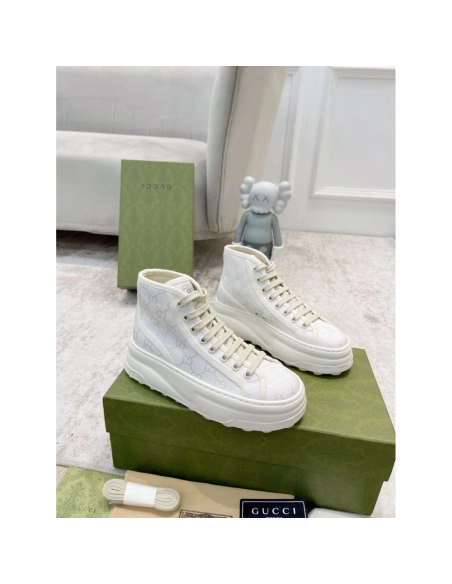 FashionStatement,GUCCI,IconicStyle,ItalianCraftsmanship,LuxuryFootwear,SNEAKER