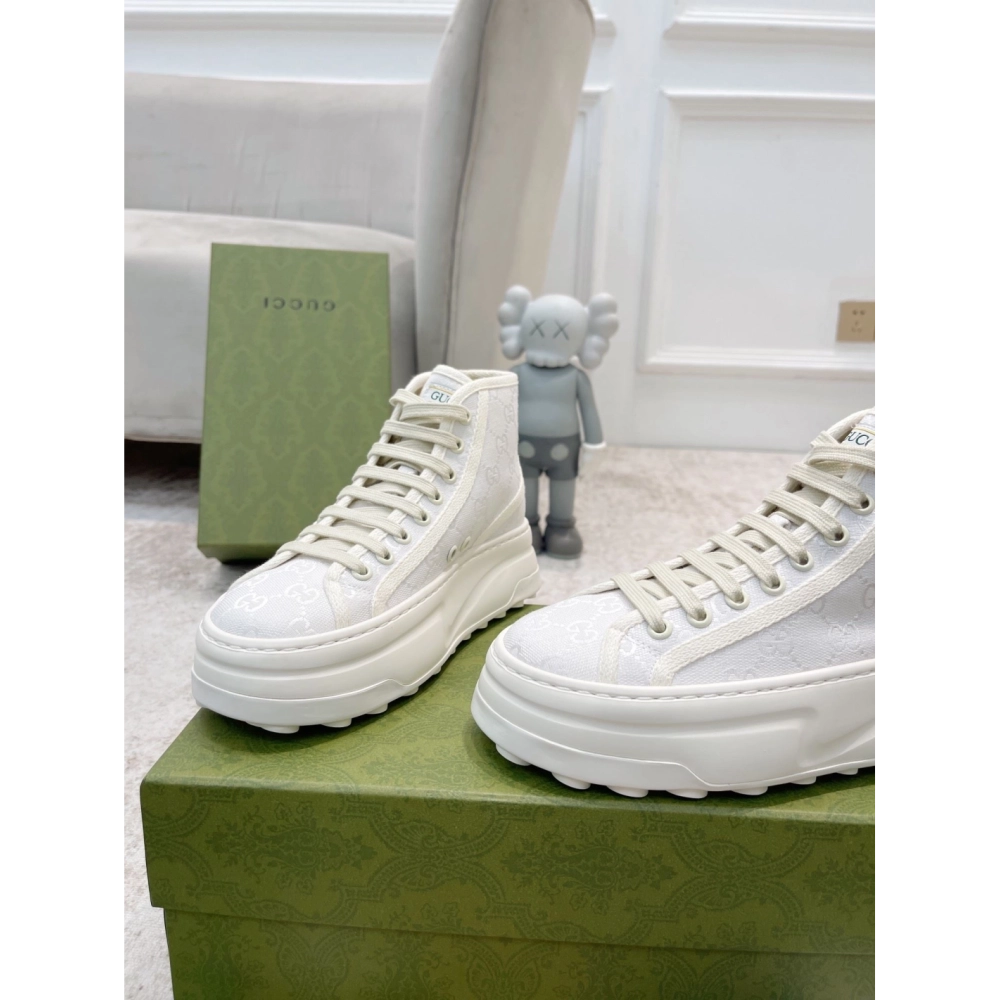 FashionStatement,GUCCI,IconicStyle,ItalianCraftsmanship,LuxuryFootwear,SNEAKER