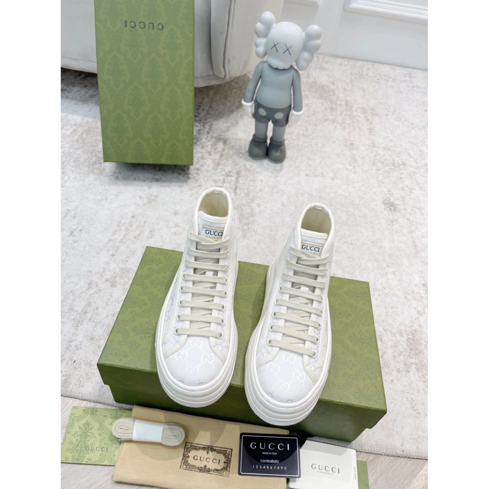 FashionStatement,GUCCI,IconicStyle,ItalianCraftsmanship,LuxuryFootwear,SNEAKER