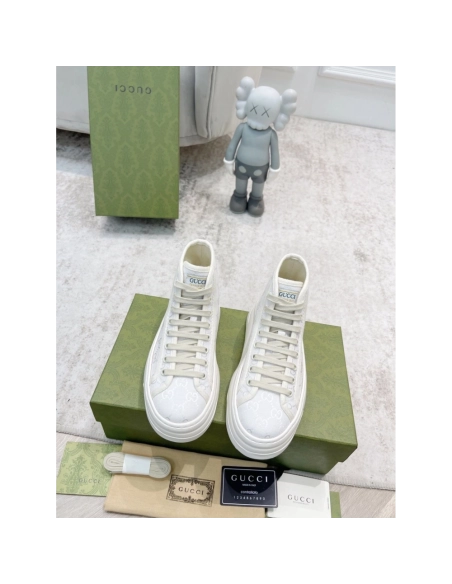 FashionStatement,GUCCI,IconicStyle,ItalianCraftsmanship,LuxuryFootwear,SNEAKER