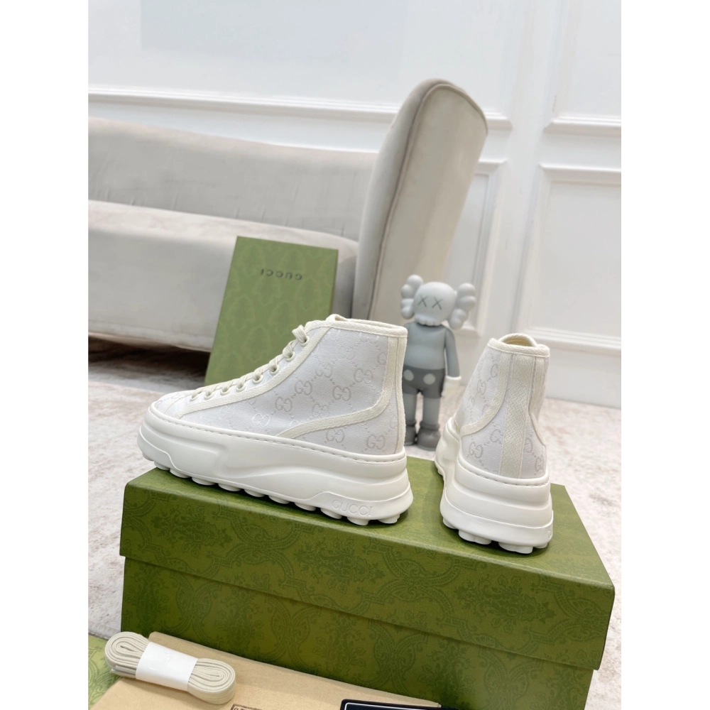 FashionStatement,GUCCI,IconicStyle,ItalianCraftsmanship,LuxuryFootwear,SNEAKER