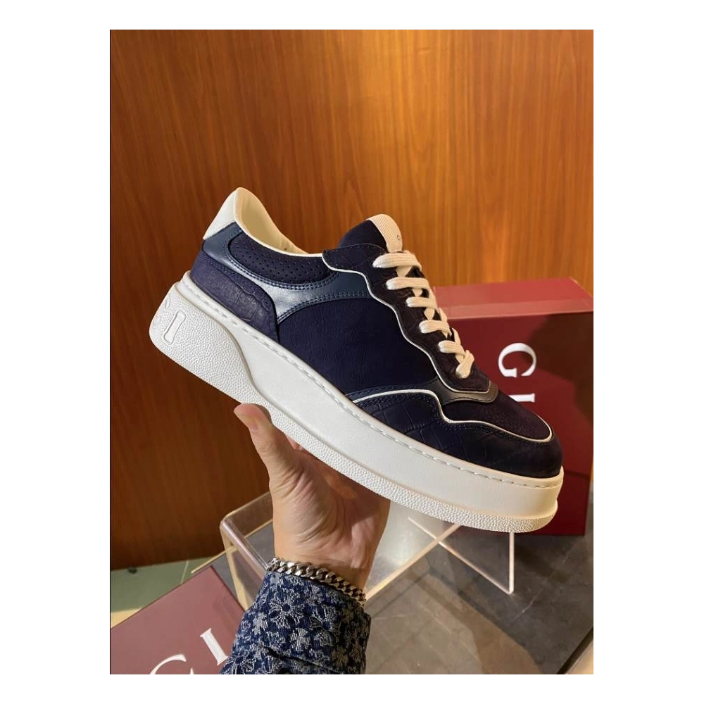 FashionStatement,GUCCI,IconicStyle,ItalianCraftsmanship,LuxuryFootwear,SNEAKER