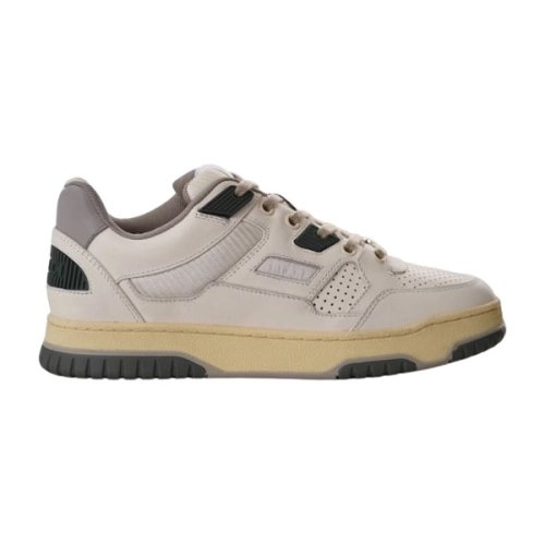 FashionStatement,IconicStyle,ItalianCraftsmanship,LuxuryFootwear,SNEAKER