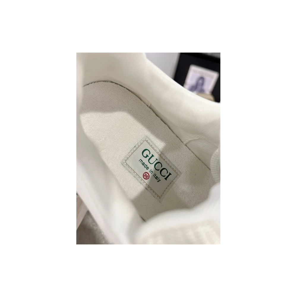 FashionStatement,GUCCI,IconicStyle,ItalianCraftsmanship,LuxuryFootwear,SNEAKER