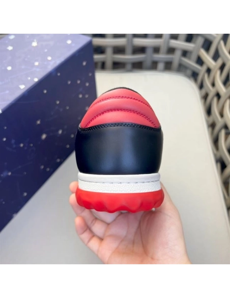 FashionStatement,GUCCI,IconicStyle,ItalianCraftsmanship,LuxuryFootwear,SNEAKER