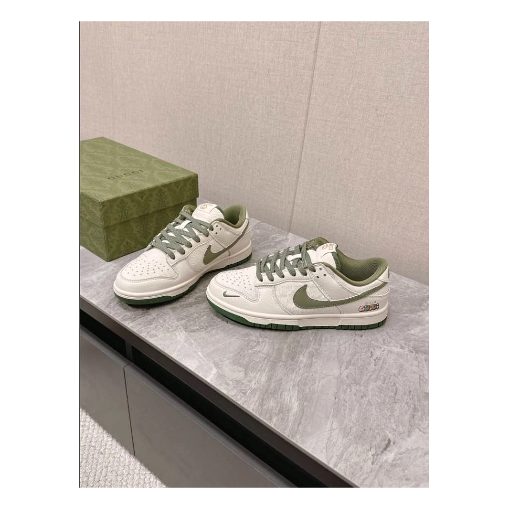 FashionStatement,GUCCI,IconicStyle,ItalianCraftsmanship,LuxuryFootwear,SNEAKER