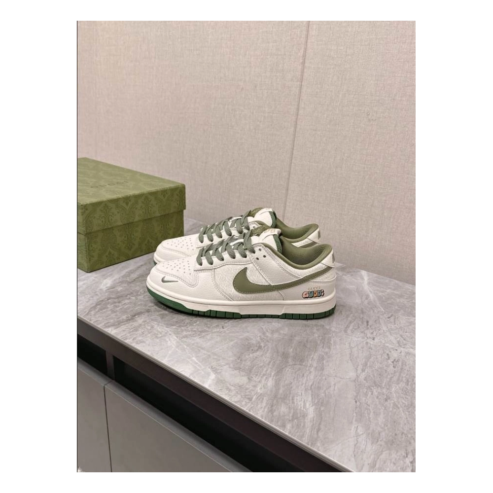 FashionStatement,GUCCI,IconicStyle,ItalianCraftsmanship,LuxuryFootwear,SNEAKER