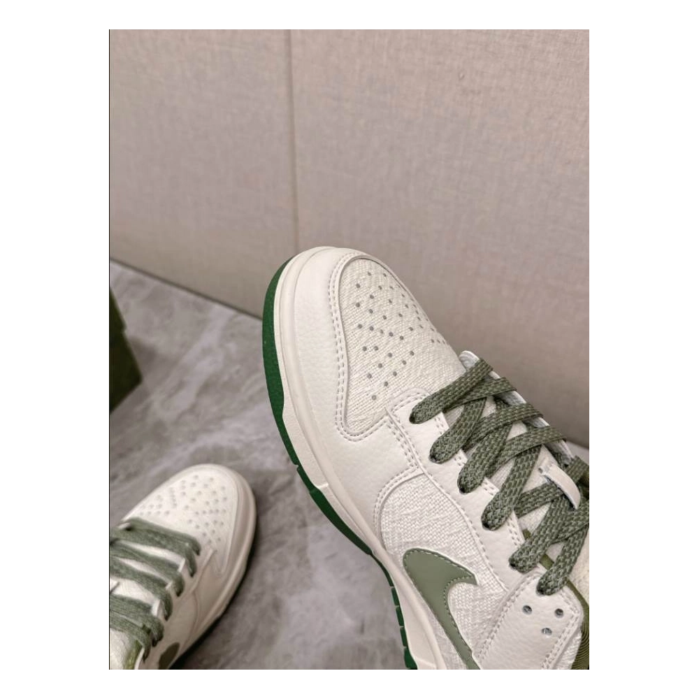 FashionStatement,GUCCI,IconicStyle,ItalianCraftsmanship,LuxuryFootwear,SNEAKER