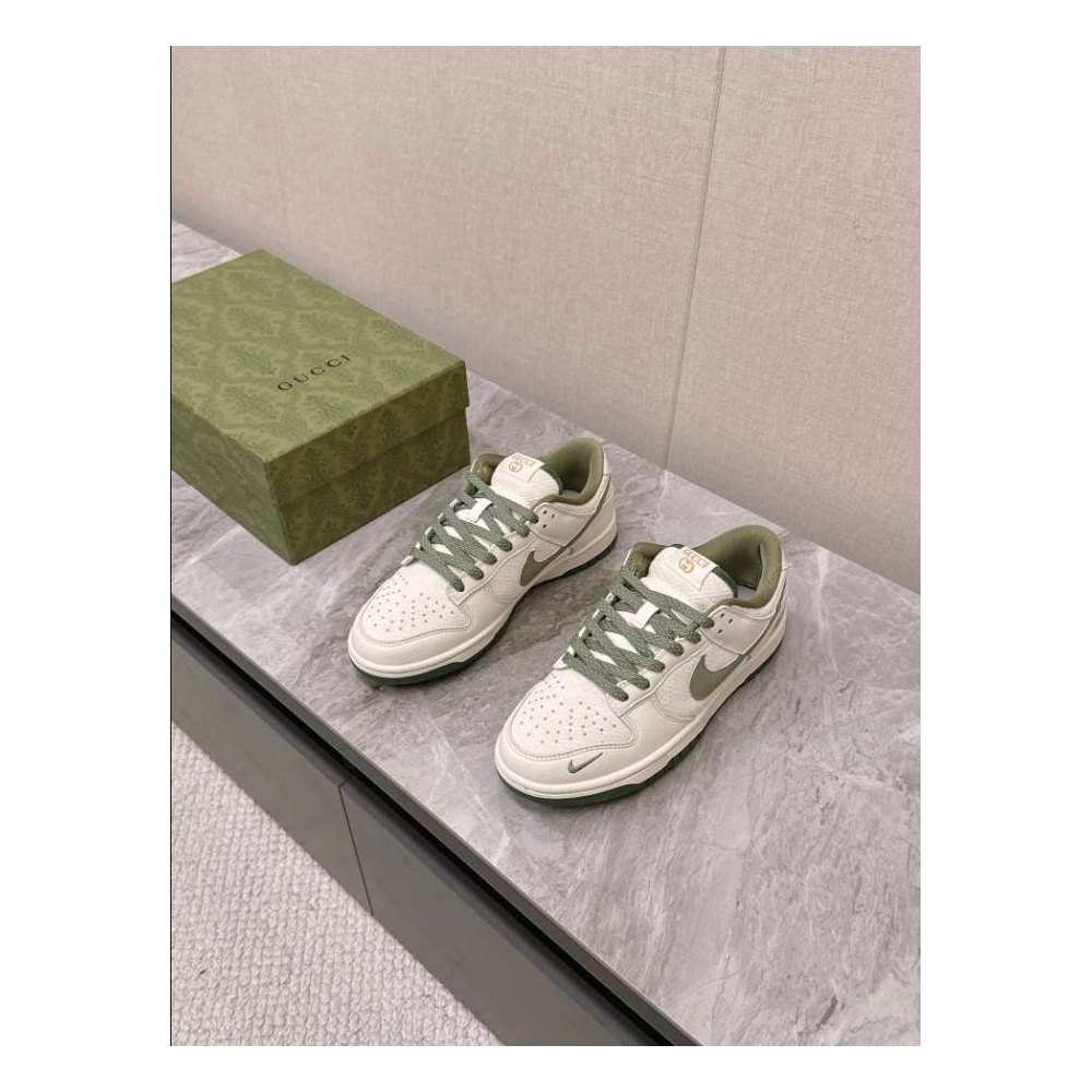 FashionStatement,GUCCI,IconicStyle,ItalianCraftsmanship,LuxuryFootwear,SNEAKER