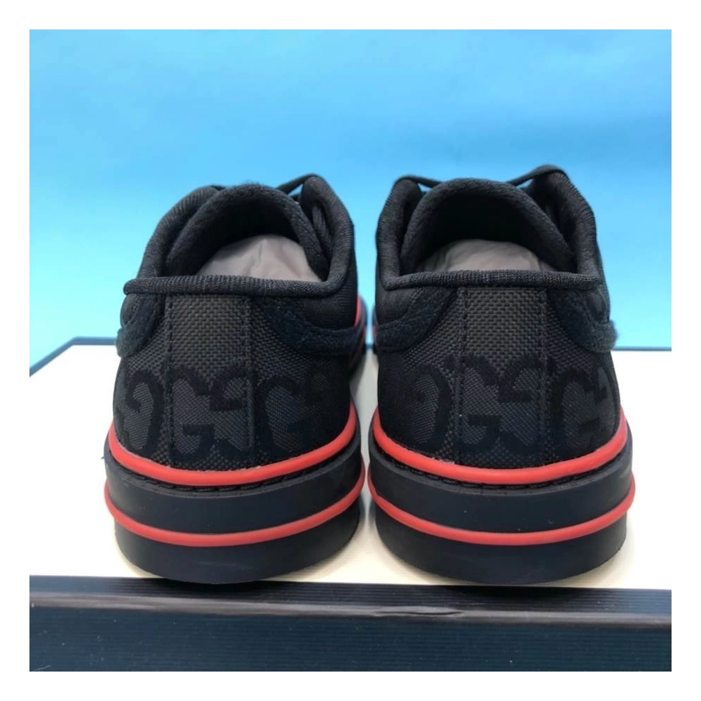FashionStatement,GUCCI,IconicStyle,ItalianCraftsmanship,LuxuryFootwear,SNEAKER