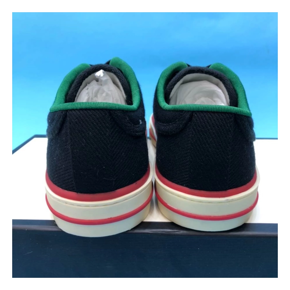 FashionStatement,GUCCI,IconicStyle,ItalianCraftsmanship,LuxuryFootwear,SNEAKER