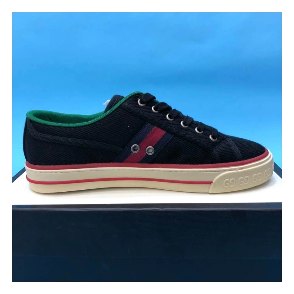 FashionStatement,GUCCI,IconicStyle,ItalianCraftsmanship,LuxuryFootwear,SNEAKER