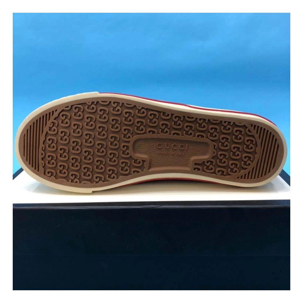 FashionStatement,GUCCI,IconicStyle,ItalianCraftsmanship,LuxuryFootwear,SNEAKER