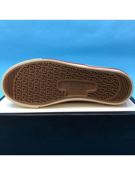 FashionStatement,GUCCI,IconicStyle,ItalianCraftsmanship,LuxuryFootwear,SNEAKER