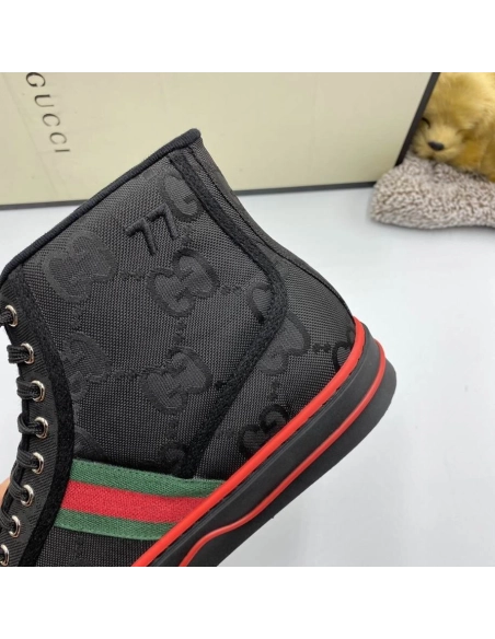 FashionStatement,GUCCI,IconicStyle,ItalianCraftsmanship,LuxuryFootwear,SNEAKER
