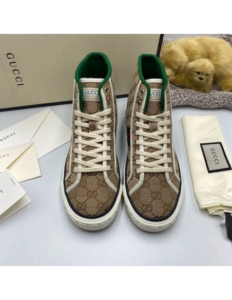 FashionStatement,GUCCI,IconicStyle,ItalianCraftsmanship,LuxuryFootwear,SNEAKER