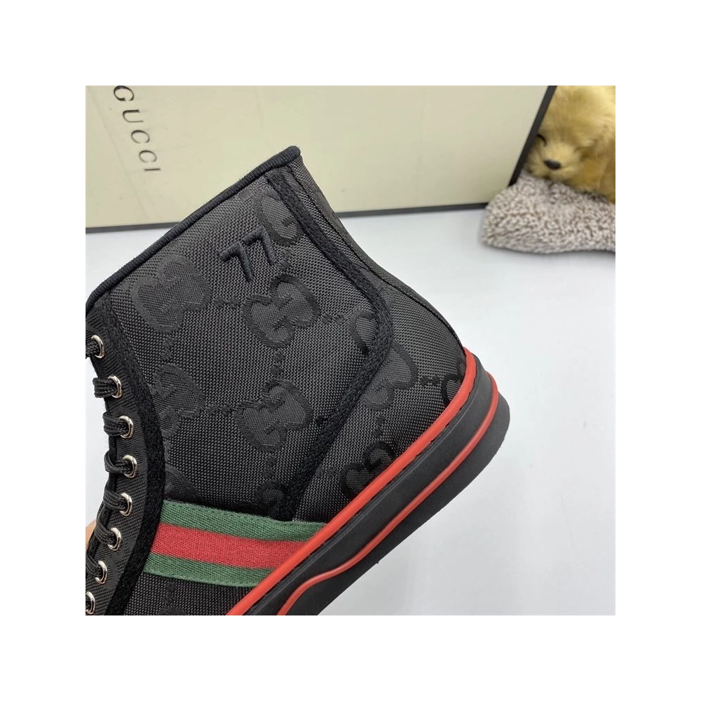 GUCCI,IconicStyle,LuxuryFootwear,SNEAKER