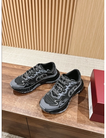 FashionStatement,GUCCI,IconicStyle,ItalianCraftsmanship,LuxuryFootwear,SNEAKER