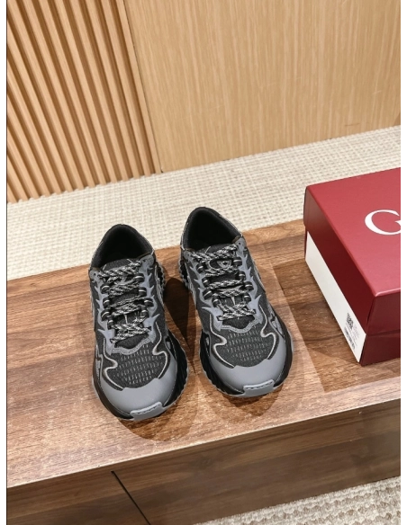 FashionStatement,GUCCI,IconicStyle,ItalianCraftsmanship,LuxuryFootwear,SNEAKER