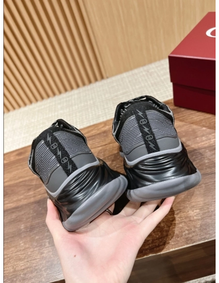 FashionStatement,GUCCI,IconicStyle,ItalianCraftsmanship,LuxuryFootwear,SNEAKER