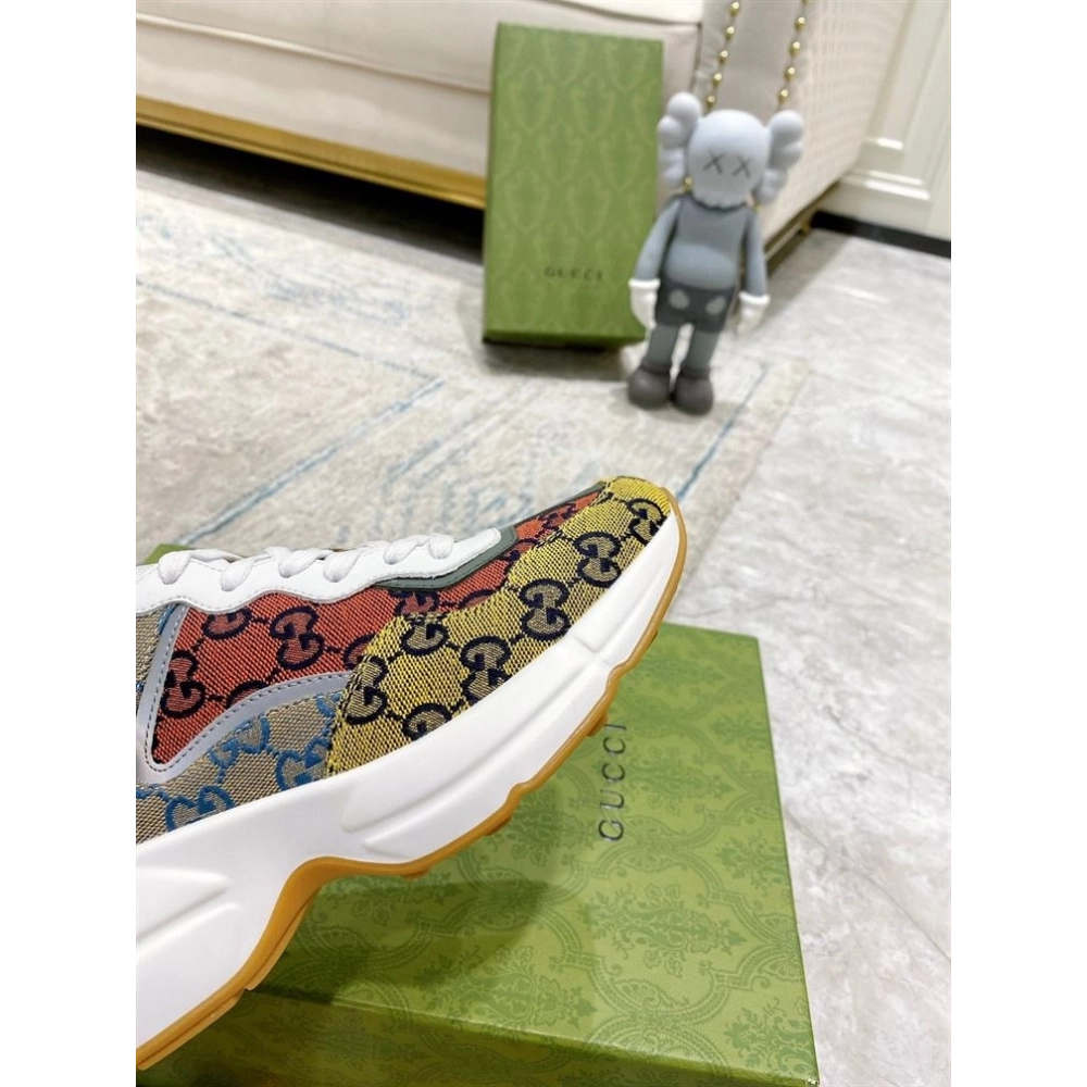FashionStatement,GUCCI,IconicStyle,ItalianCraftsmanship,LuxuryFootwear,SNEAKER